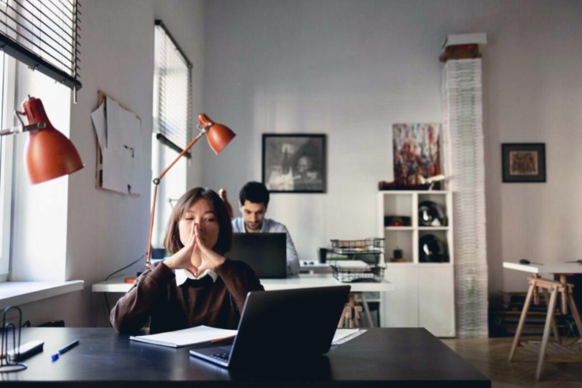 Materiales de estudio de finanzas personales sobre escritorio